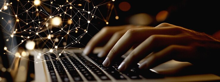 PSD scena professionale di digitazione su portatile con sfondo viola