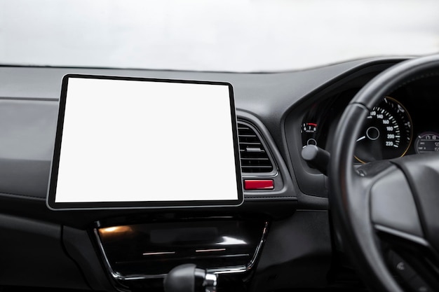 Scenario di schermo bianco del tablet psd in auto a guida autonoma