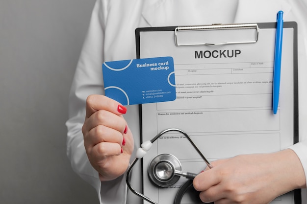 Scheda e stetoscopio della tenuta del medico di vista frontale