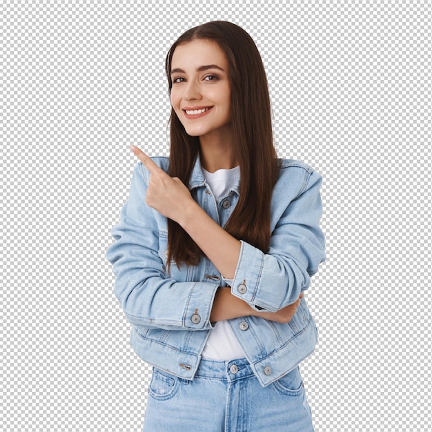 Schlau, gut aussehend, kreativ, junges, brünettes Mädchen, das Ratschläge gibt, auf die obere linke Ecke zeigt, schlägt eine Werbung vor, lächelt, freut sich, ein Produkt zu genehmigen, steht auf weißem Hintergrund.