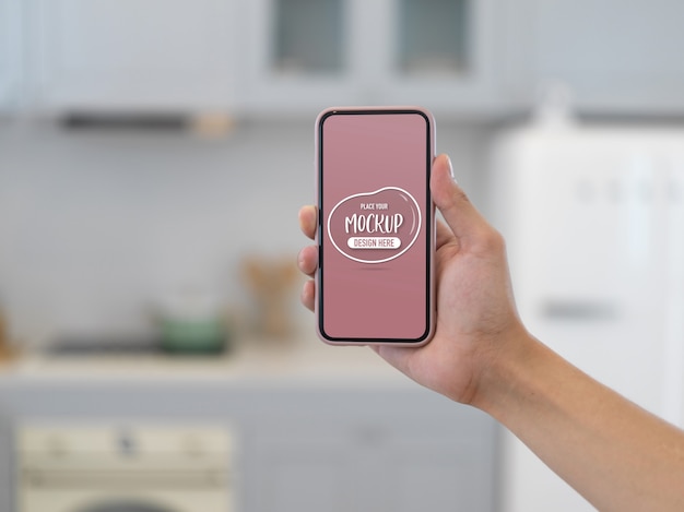 Schließen Sie herauf Ansicht der Hand, die Modell-Smartphone hält