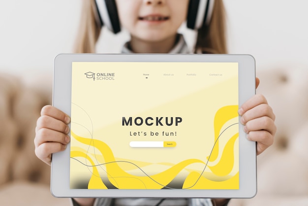 Schließen Sie herauf Mädchen mit Tablette