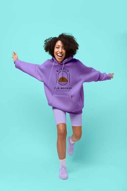 Schöne Frau mit Hoodie-Modell