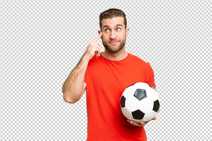 PSD schöner junger fußballspieler mann über isolierten chromakey hintergrund mit zweifeln und denken