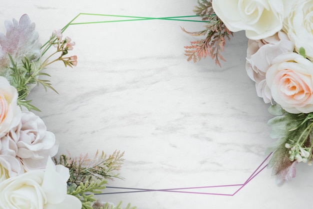 Schönes blühendes Blumenrahmendesign