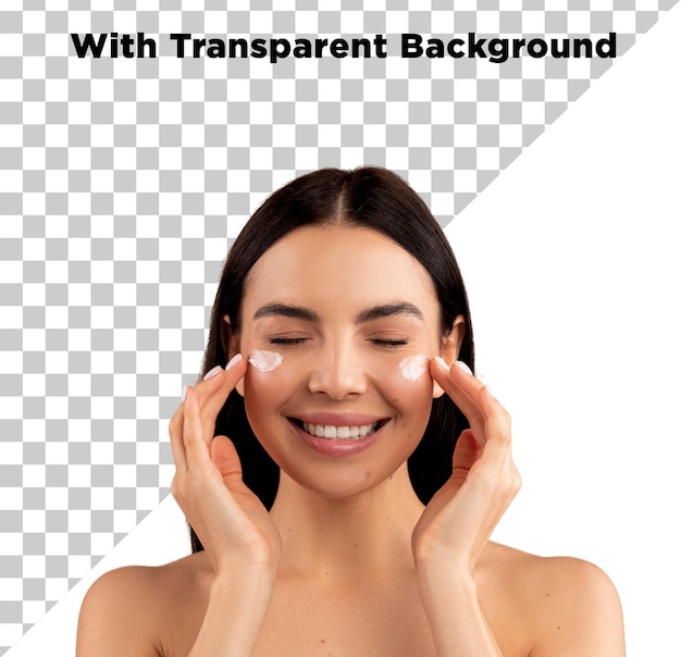 Schönes Modell, das Hautpflegeprodukte auf das Gesicht anwendet PNG PSD Isoliert auf durchsichtigem Hintergrund