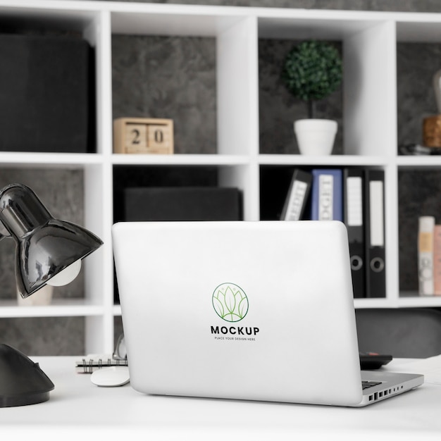 Schreibtischmodell mit Laptop-Gerät