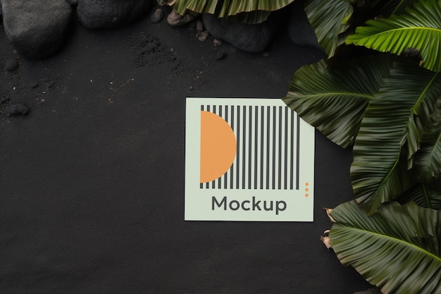 Schreibwaren auf Strand-Mockup