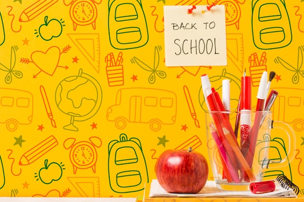 Schulkonzept mit Zeichnungen und rotem Apfel