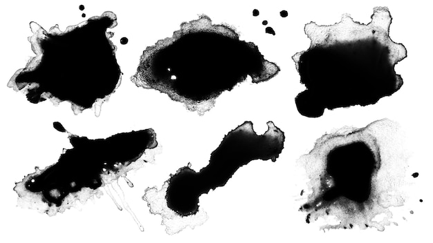 schwarze Farbe oder Tintenfleck, der als Fleck oder Spritzer auf einem sauberen Hintergrund verbreitet wird