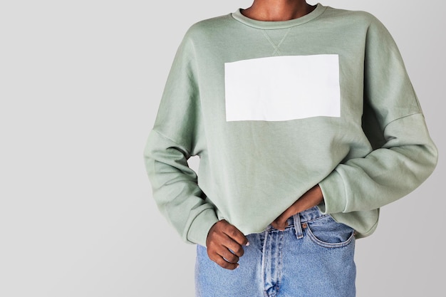 Schwarze Frau in einem grünen Pullover-Mockup