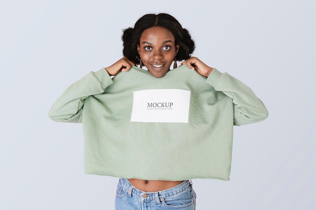 Schwarze Frau in einem grünen Pullover-Mockup