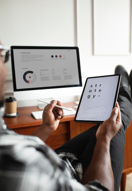 Schwarzer Mann mit einem digitalen Tablet-Mockup