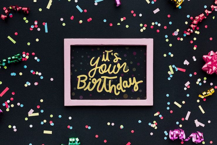 PSD scritte colorate di compleanno con coriandoli