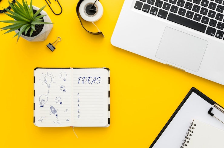 PSD scrivania con notebook mock-up e laptop