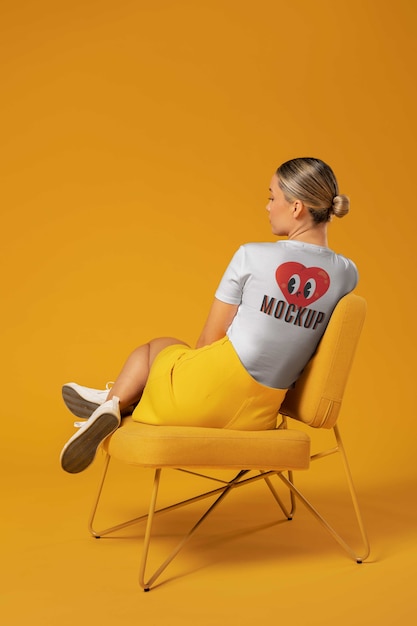 séance femme, sur, chaise, plein coup