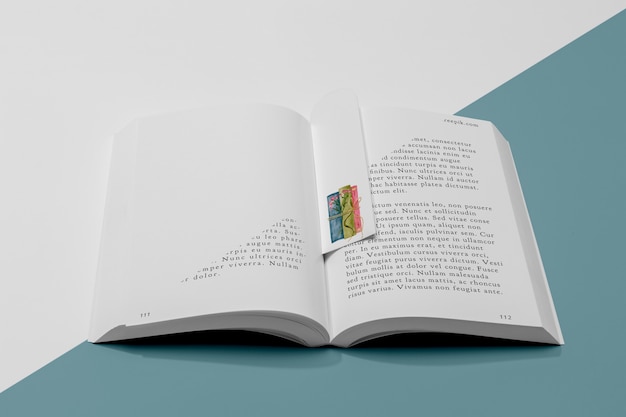 Segnalibro ad alto angolo e mock-up di libro aperto