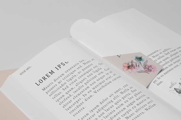 Segnalibro floreale ad alto angolo e mock-up di libro aperto