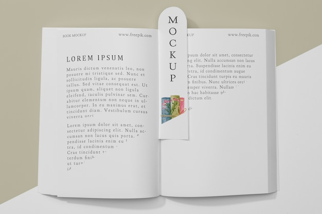 Segnalibro piatto laico e mock-up di libro aperto