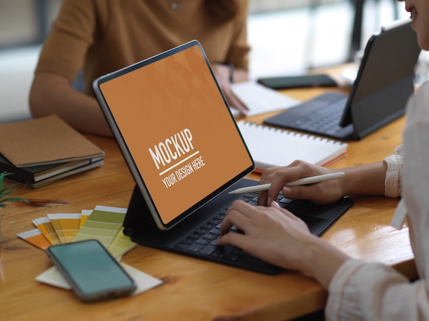 Seitenansicht der Studentin, die auf Tablet-Modell tippt