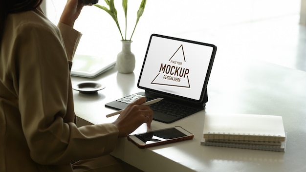 Seitenansicht der Unternehmerin, die mit Mock-up-Digital-Tablet arbeitet