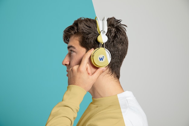 Seitenansicht des Mannes, der Musik auf Kopfhörern hört