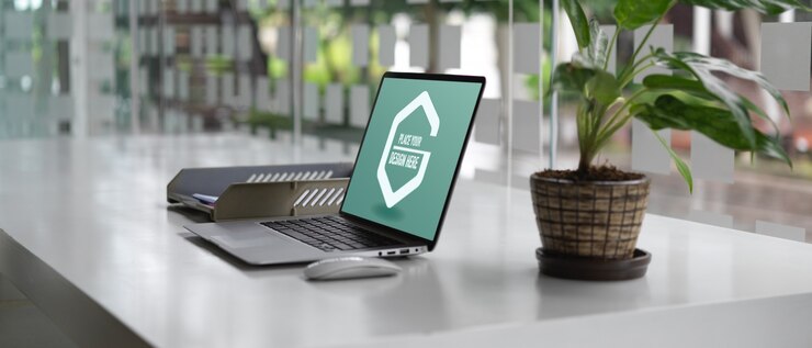 PSD seitenansicht des schreibtischs mit modell-laptop