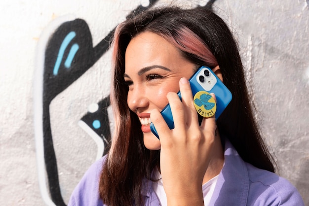 PSD seitenansicht frau mit popsocket auf ihrem telefon