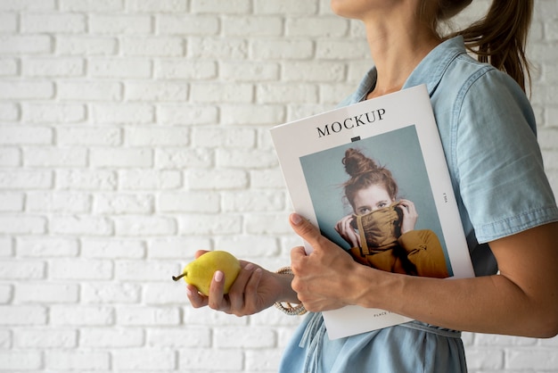 Seitenansichtmodell, das Magazin hält