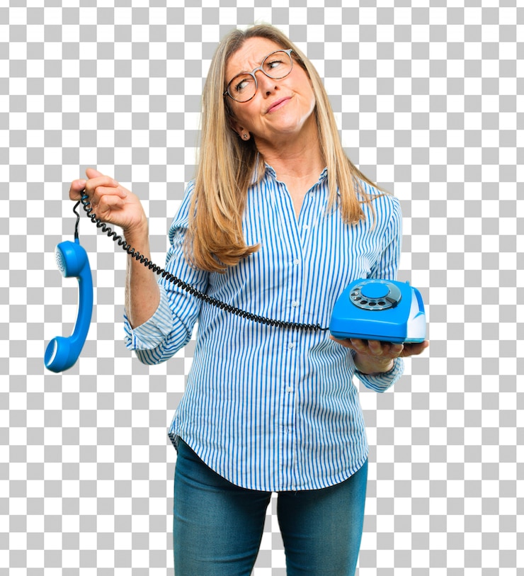 PSD senior bella donna con un telefono vintage