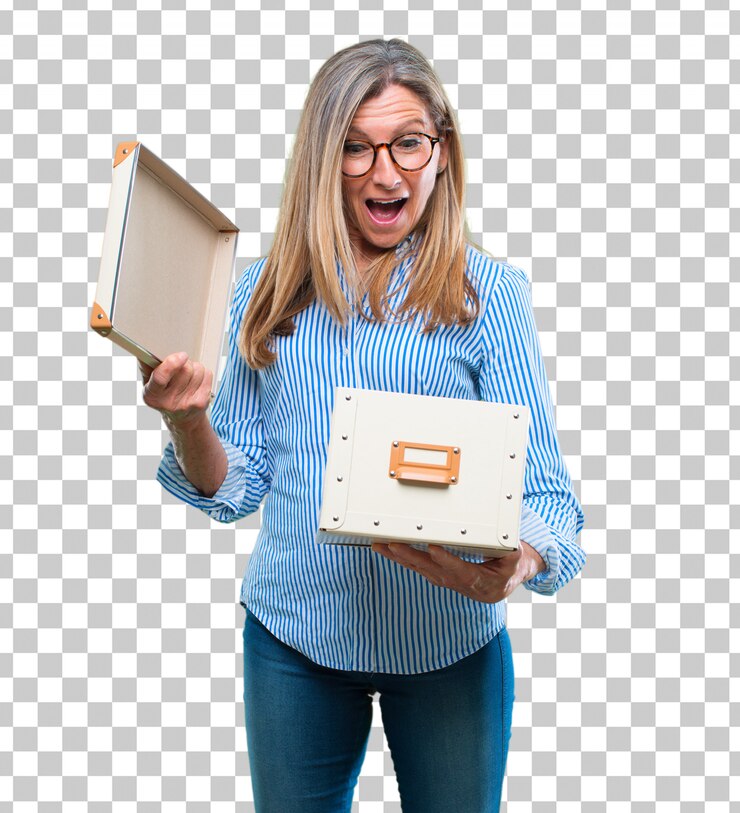 PSD senior mujer hermosa con una caja vintage
