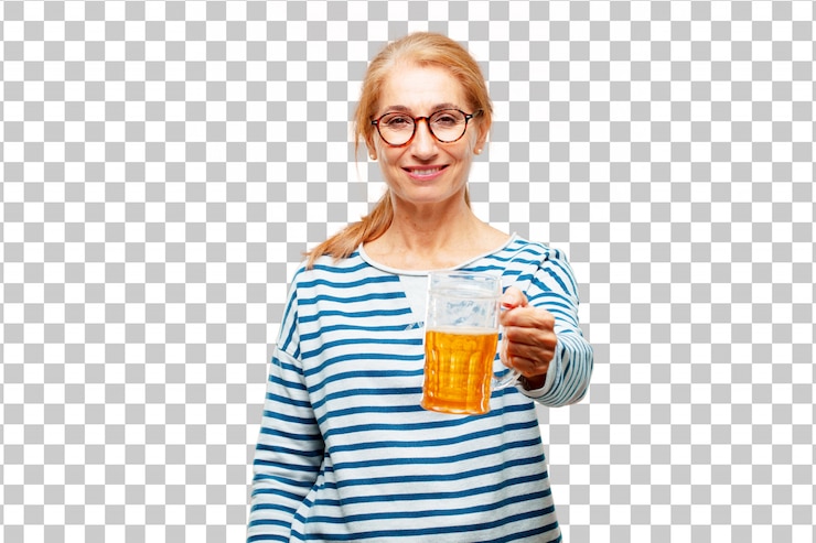 PSD senior mujer hermosa tomando una cerveza