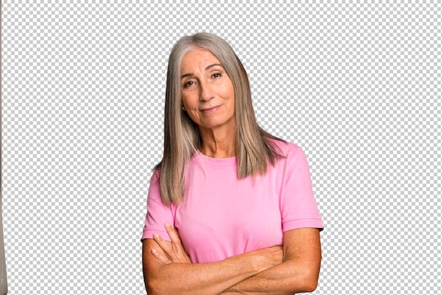 Sentindo-se descontente e desapontado, parecendo seriamente irritado e irritado com os braços cruzados