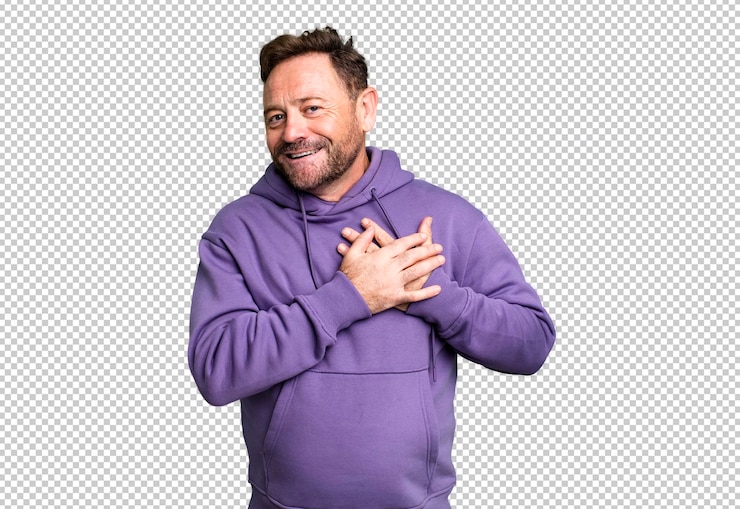 PSD sentirsi romantici felici e innamorati sorridendo allegramente e tenendosi per mano vicino al cuore