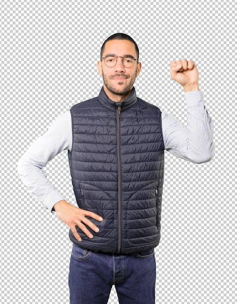 Serio, joven, con, el suyo, puño arriba