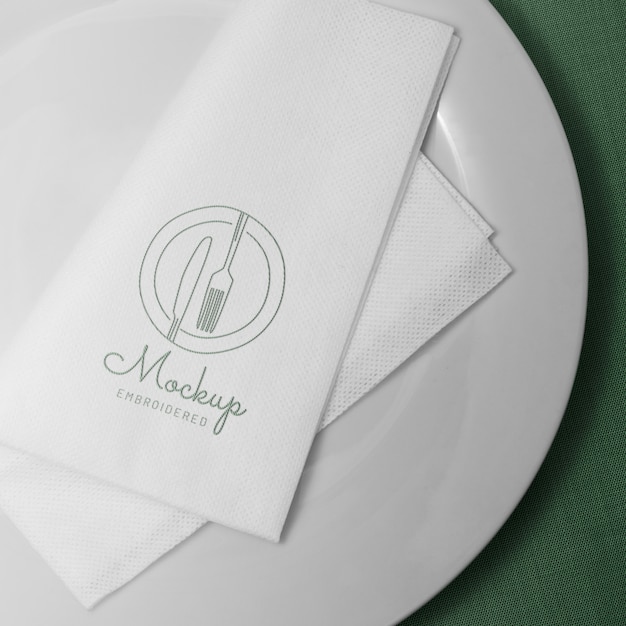 Serviette à plat sur assiette