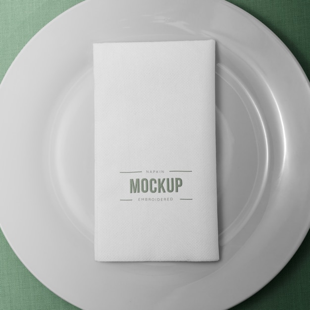 Serviette à plat sur assiette