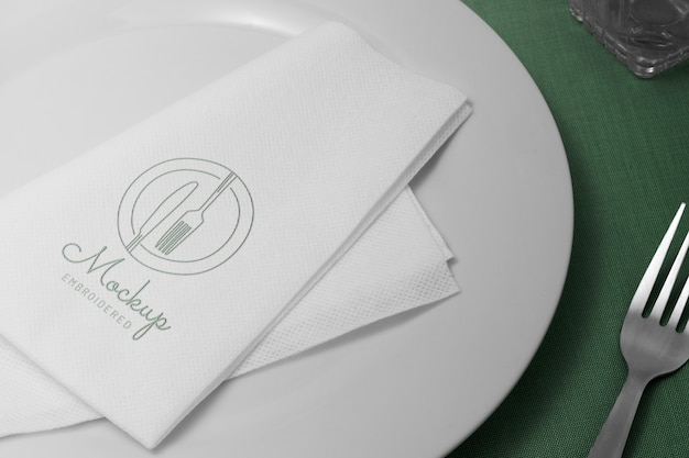 Serviette vue ci-dessus sur la disposition des assiettes