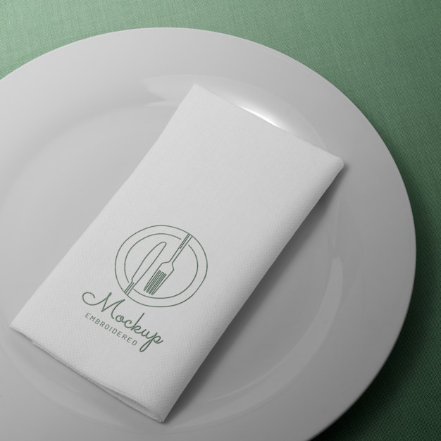Serviette vue de dessus sur assiette