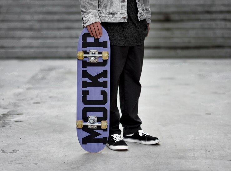 PSD seseorang memegang skateboard dengan kata cel di atasnya