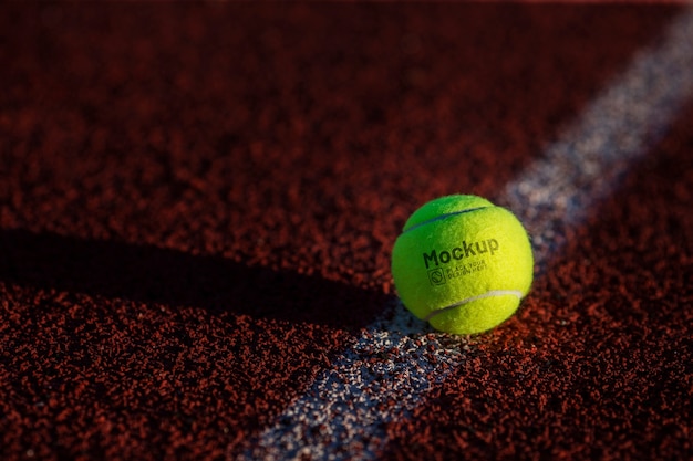 Sesión de pelota de tenis al aire libre ángulo alto