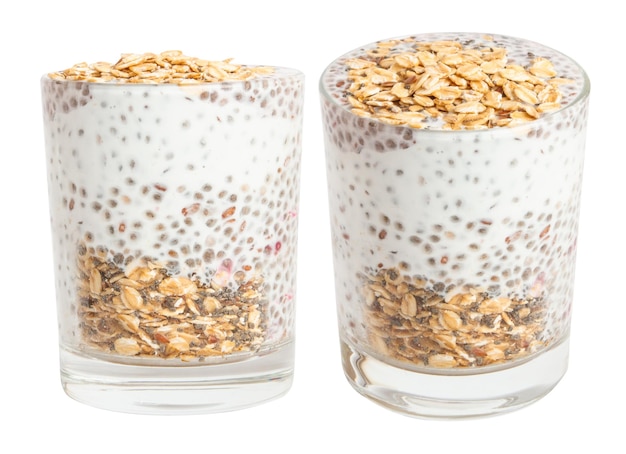 Set aus einem Glas Joghurt mit Muesli, Haferflocken und Chia-Samen in einem Glas auf einem leeren Hintergrund.