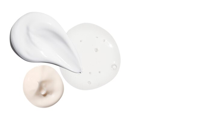 Set composizione di colpi cosmetici crema gel siero chiaro su sfondo bianco PNG