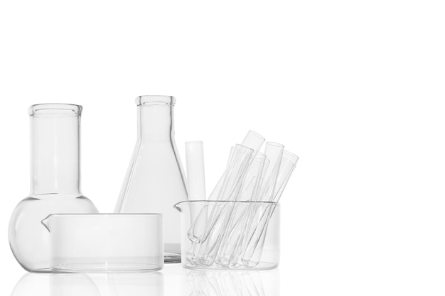 Set di vetri da laboratorio su uno sfondo vuoto bottiglie barattoli tubi da prova scienza di ricerca di laboratorio