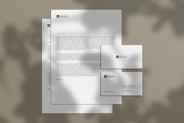 Set-Mockup für Geschäftsbriefpapier mit Texturhintergrund und natürlichem Blattschatten