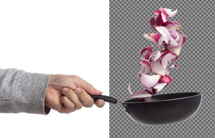 PSD shallots caer volar en la sartén rojo especias de verduras frescas shallots cebolla flotante orgánico frescas hierbas shallots raíz cabeza cortar cortar rodaja fondo blanco aislado congelar movimiento obturador de alta velocidad