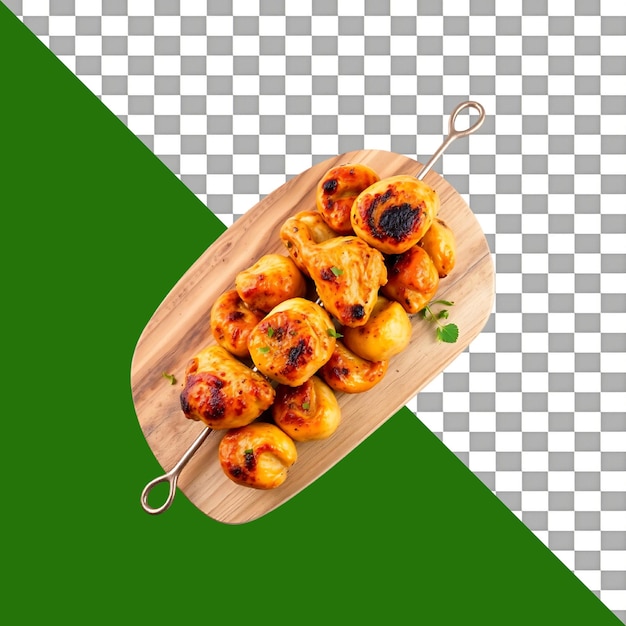 Shashlik de pollo a la parrilla con varias especias en una tabla de madera sobre un fondo transparente