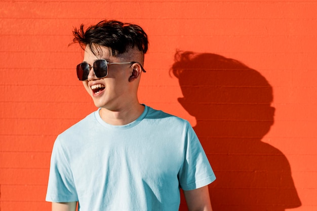 Shirt-Mockup-PSD für Teenager-Jungen im Sommer