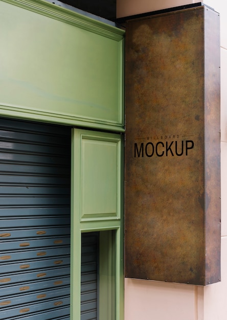 Shopfront com uma maquete de tabuleta marrom
