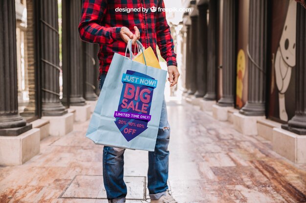 Shopping bag mockup con l&#39;uomo in strada